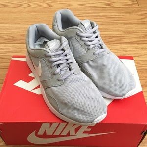 NIKE gray tennis shoes